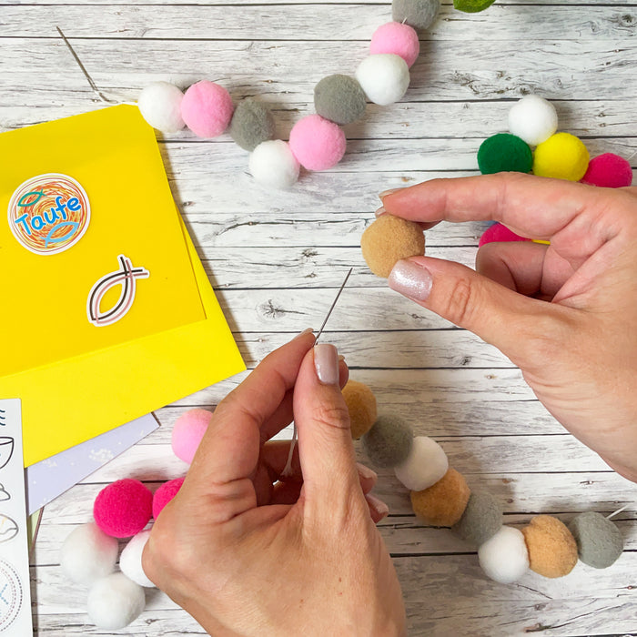 30 Mini Pompons zum Auffädeln Bunte Kugeln Bommeln für DIY zum Basteln Bastelpompons - weiß rosa pink