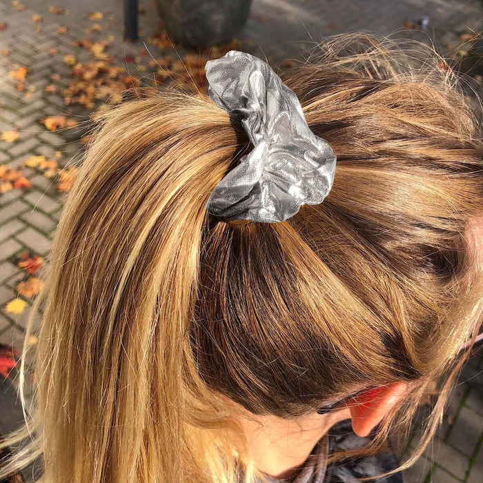 Scrunchie Haargummi Zopfgummi Haarband für Mädchen Damen 80er Jahre 80s Motto Kostüm Party - silber