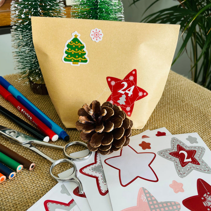 DIY Adventskalender Set - 12 Kraftpapier Tüten + 12 Baumwollsäckchen + 24 Zahlen Sticker uvm. für Weihnachten Advent Deko