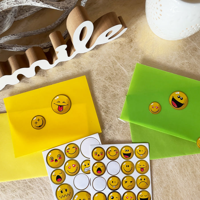 41 Smiley Sticker mit goldfarbenen Rand Verzierung Aufkleber für Geschenke Karten zum Basteln Spielen