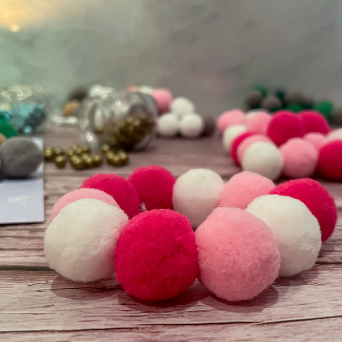 30 Mini Pompons zum Auffädeln Bunte Kugeln Bommeln für DIY zum Basteln Bastelpompons - weiß rosa pink