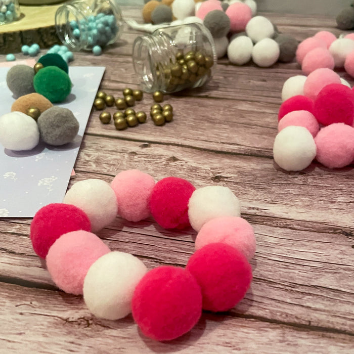 30 Mini Pompons zum Auffädeln Bunte Kugeln Bommeln für DIY zum Basteln Bastelpompons - weiß rosa pink