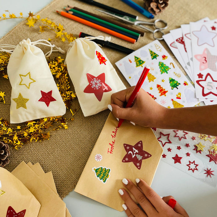 DIY Adventskalender Set - 12 Kraftpapier Tüten + 12 Baumwollsäckchen + 24 Zahlen Sticker uvm. für Weihnachten Advent Deko