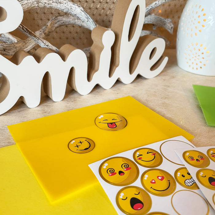 41 Smiley Sticker mit goldfarbenen Rand Verzierung Aufkleber für Geschenke Karten zum Basteln Spielen